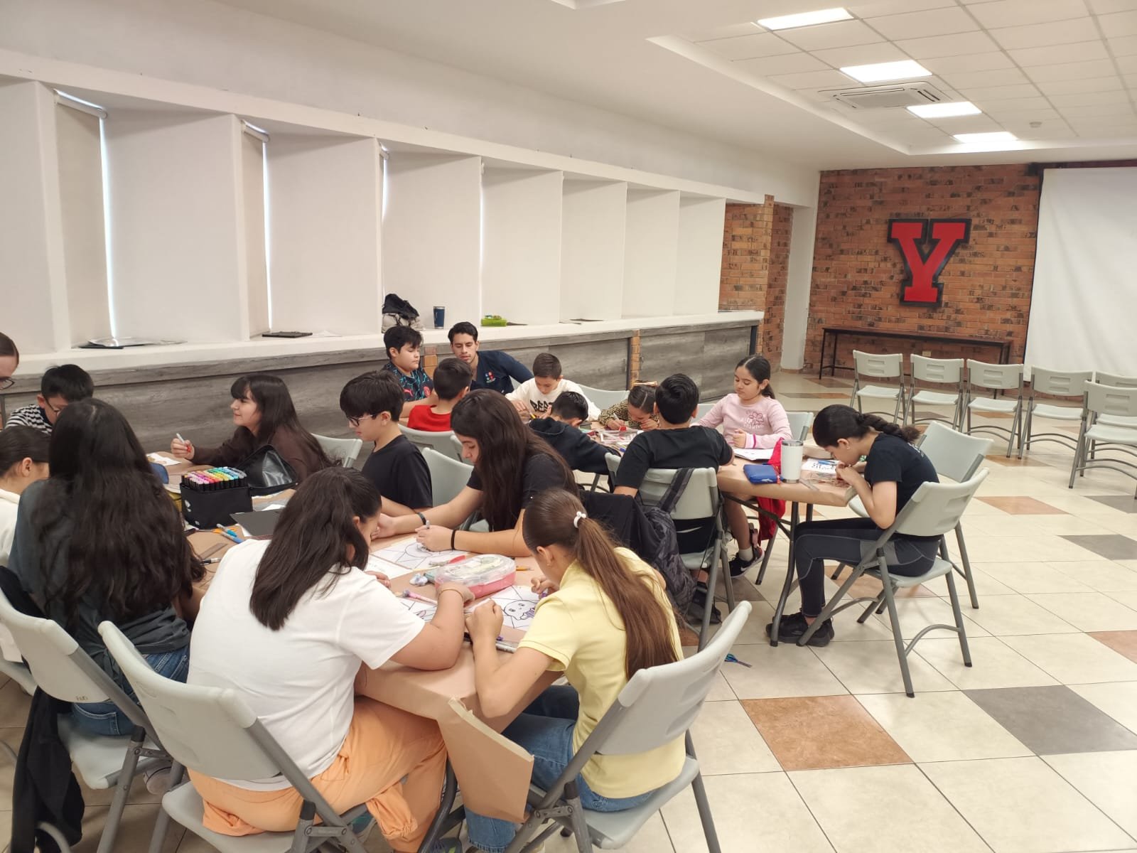 Alumnos en taller creativo